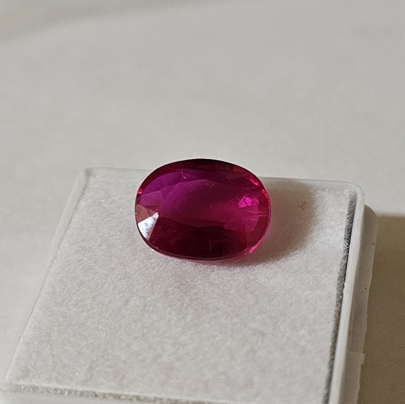 Independent Jewelry - Bright Red Ruby Gemstone ✨️ 7.70 Carats!